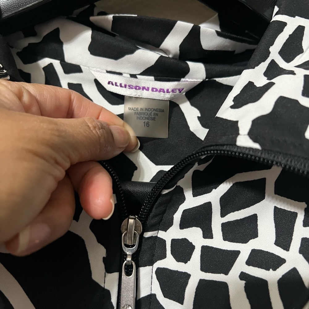 Black and White Giraffe Print Jacket - Picture 3 of 5